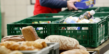 50 de vârstnici din Baia Mare vor beneficia de o masă caldă prin serviciul social “Masa pe roți”