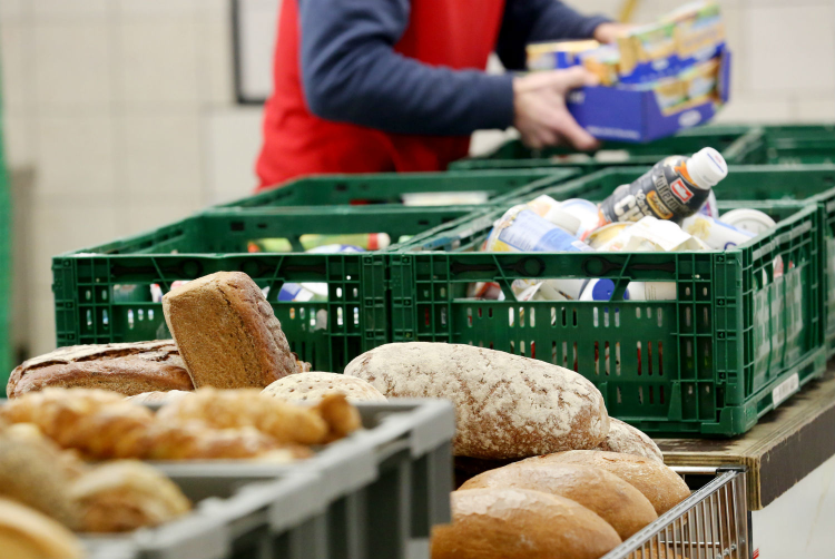 50 de vârstnici din Baia Mare vor beneficia de o masă caldă prin serviciul social “Masa pe roți”