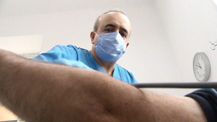 Un medic ucrainean face zilnic naveta pentru a-i ajuta pe români