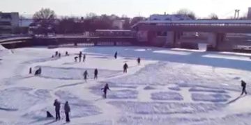 Nu lăsați copiii să se joace pe gheața râurilor și a lacurilor! Apel al ministerului de Interne, după o nouă tragedie în care au murit doi copii