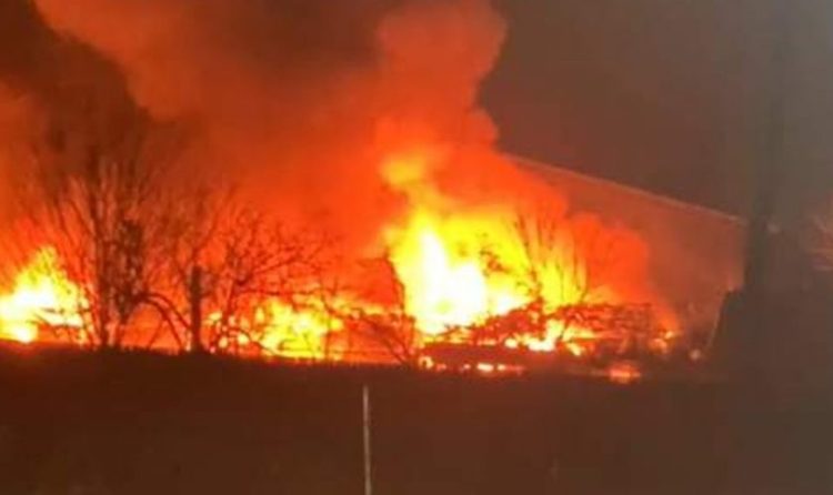 Incendiu în Prelungirea Ghencea. Focul se întinde pe suprafață de circa 1.000 mp