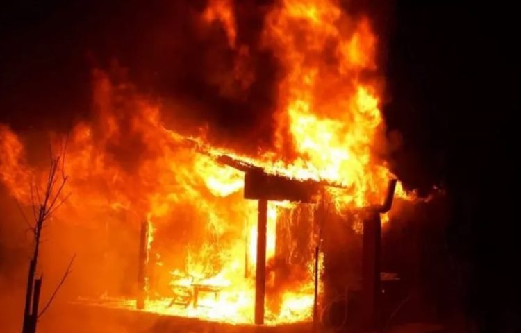 O gospodărie din Sălsig a ars în proporţie de 90%. Focul a fost pus intenționat. Unul dintre făptaşi, arestat