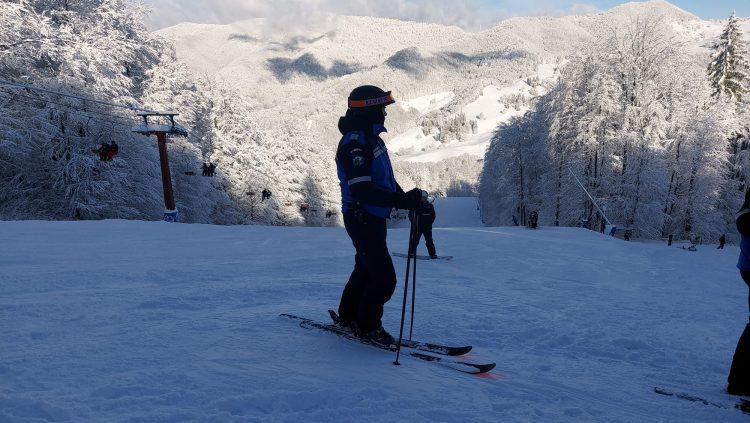 Recomandările jandarmilor. Reguli de bază care trebuie respectate pe pârtia de schi