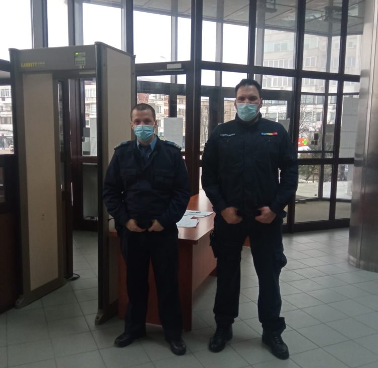 Intervenție salvatoare a jandarmilor. Unui bărbat i s-a făcut rău la Palatul de Justiție din Baia Mare