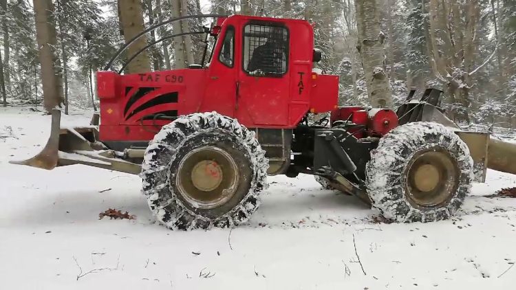 Accident de muncă în Suciu de Sus: Un angajat s-a ales cu picioarele rupte