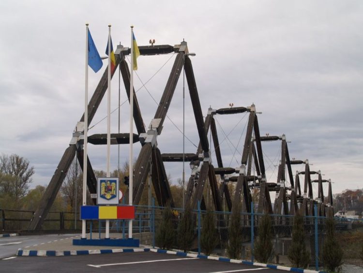 Tineri români și ucraineni, prinşi într-un lanț uman pe Podul istoric de peste Tisa