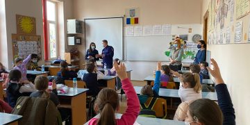 Dialog între poliţişti şi copiii din  Seini, pe tema prevenirii fenomenului de părăsire timpurie a școlii