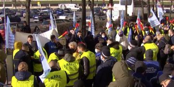 Polițiștii din toată țara protestează în fața Guvernului și Parlamentului