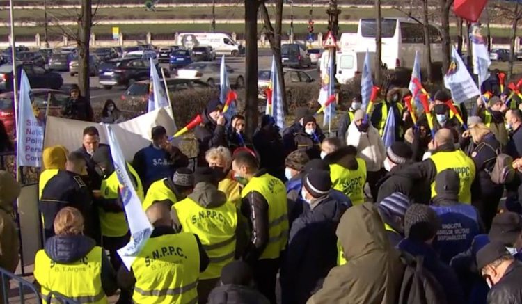 Polițiștii din toată țara protestează în fața Guvernului și Parlamentului