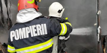 Atelierul unui service auto din Baia Mare, cuprins de flăcări – foto