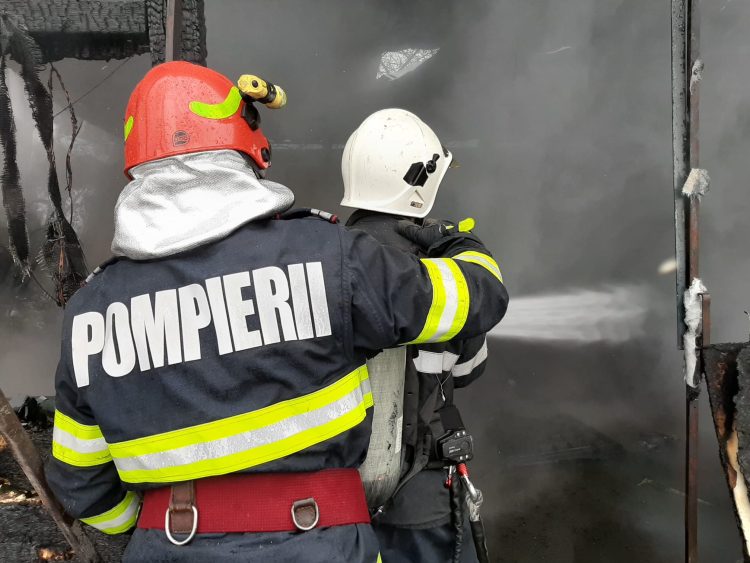 Atelierul unui service auto din Baia Mare, cuprins de flăcări – foto