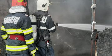 Atelierul unui service auto din Baia Mare, cuprins de flăcări – foto
