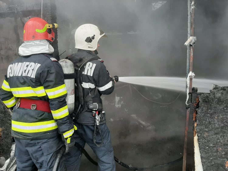 Atelierul unui service auto din Baia Mare, cuprins de flăcări – foto