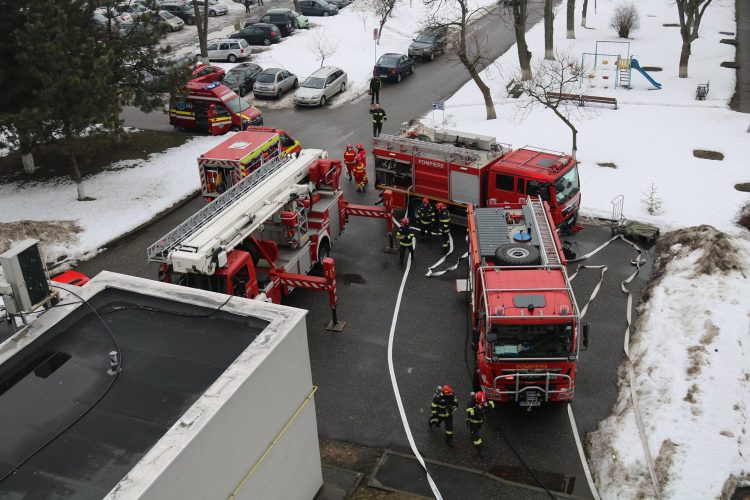 Incendiu la etajul al treilea al Spitalului Județean de Urgență din Baia Mare. Exercițiu cu forţe și mijloace