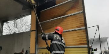 Atelierul unui service auto din Baia Mare, cuprins de flăcări – foto