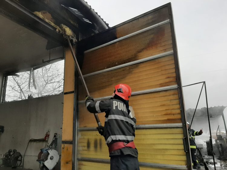 Atelierul unui service auto din Baia Mare, cuprins de flăcări – foto