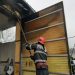 Atelierul unui service auto din Baia Mare, cuprins de flăcări – foto