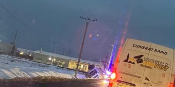 TIR căzut în șanț. Strada Europa din Baia Mare e blocată