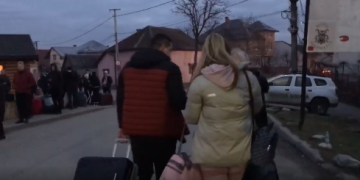 Imaginile groazei: Mame cu copilașii în brațe fug în România