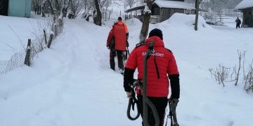 Bătrân bolnav, coborât de salvamontiştii montani din zona Vişeu de Jos – foto