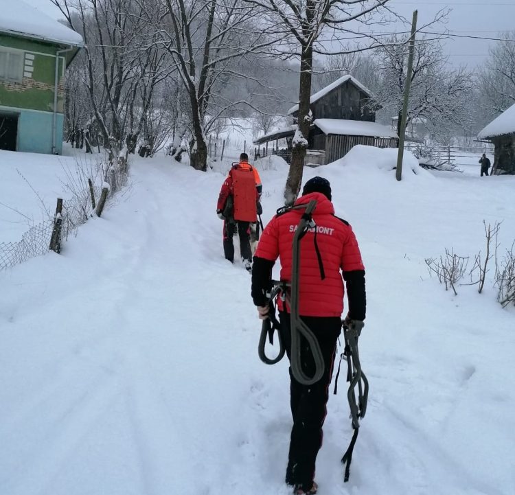 Bătrân bolnav, coborât de salvamontiştii montani din zona Vişeu de Jos – foto