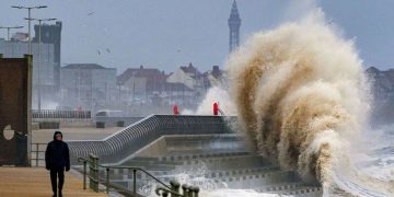 Atenționare de călătorie pentru Marea Britanie. Cod roşu de furtuni şi vânt puternic