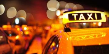 Adolescent de 17 ani, bătut de un taximetrist după ce a refuzat să achite cursa