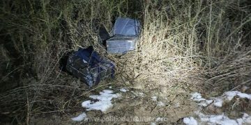 Țigări de contrabandă de peste 58.000 lei, ascunse în vegetaţie, pe marginea unui canal de drenaj