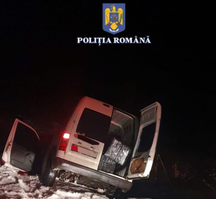 Şi-a abandonat maşina ticsită cu ţigări de contrabandă după ce a fost urmărit de polițiști