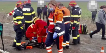 Imaginea disperării: O asistentă medicală plânge lângă șoferul mort într-un accident