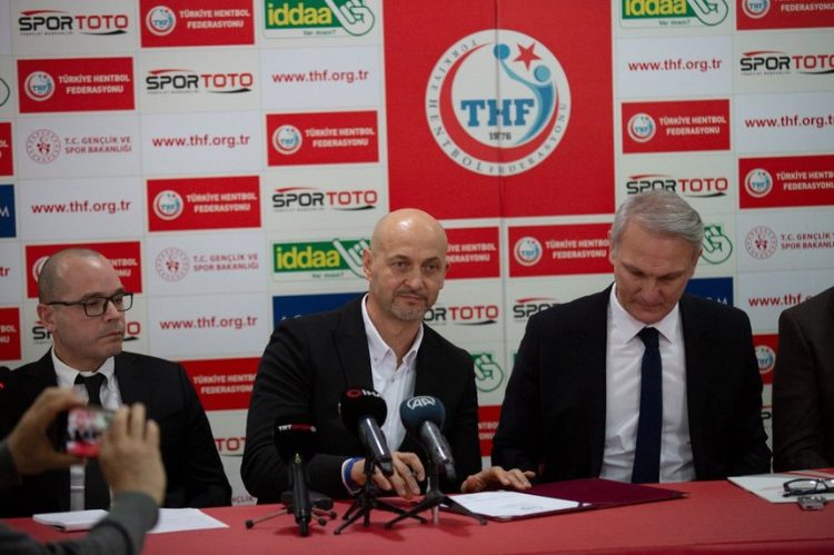 Costică Buceschi a devenit antrenorul naţionalei feminine de handbal a Turciei