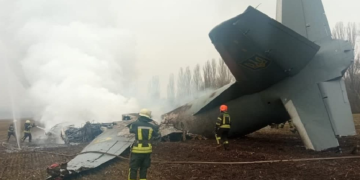 Un avion militar ucrainean, cu 14 oameni la bord, s-a prăbuşit în apropiere de Kiev. Cinci persoane au murit