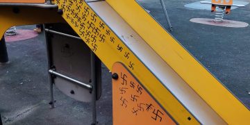 ATAC NAZIST ÎN BAIA MARE – Svastica desenată pe mobilierul din parcul pentru copii