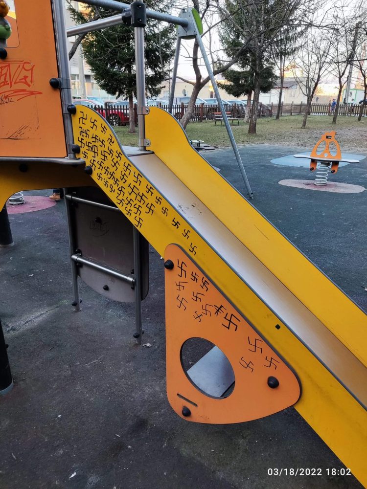 ATAC NAZIST ÎN BAIA MARE – Svastica desenată pe mobilierul din parcul pentru copii
