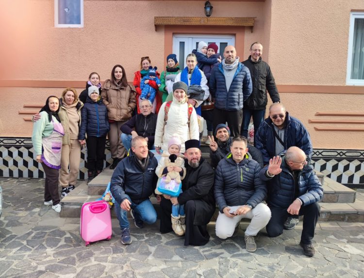 Parohiile ortodoxe din Maramureş continuă să trimită în Ucraina alimente, medicamente și materiale sanitare