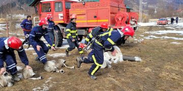 Echipa SVSU Poienile de Sub Munte câştigă prima etapă a concursului serviciilor voluntare pentru situații de urgență din județ