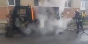 O autoutilitară a luat foc pe străzile din Baia Mare