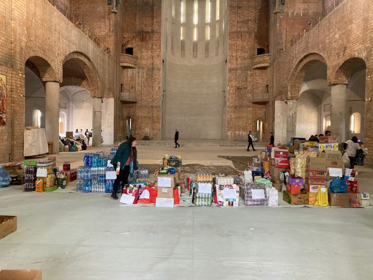 Biserica alături de comunitate: Un camion de bunuri au fost adunate la Catedrala Episcopală „Sfânta Treime” din Baia Mare