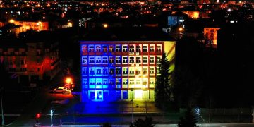 Clădirea Primăriei Baia Mare, iluminată în culorile drapelului Ucrainei