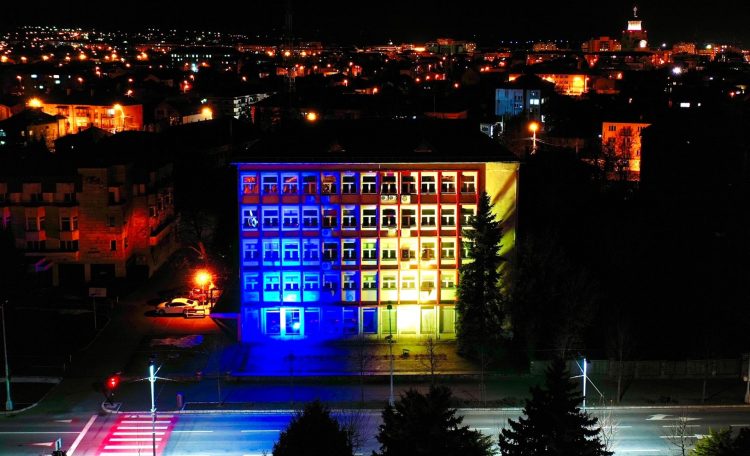 Clădirea Primăriei Baia Mare, iluminată în culorile drapelului Ucrainei