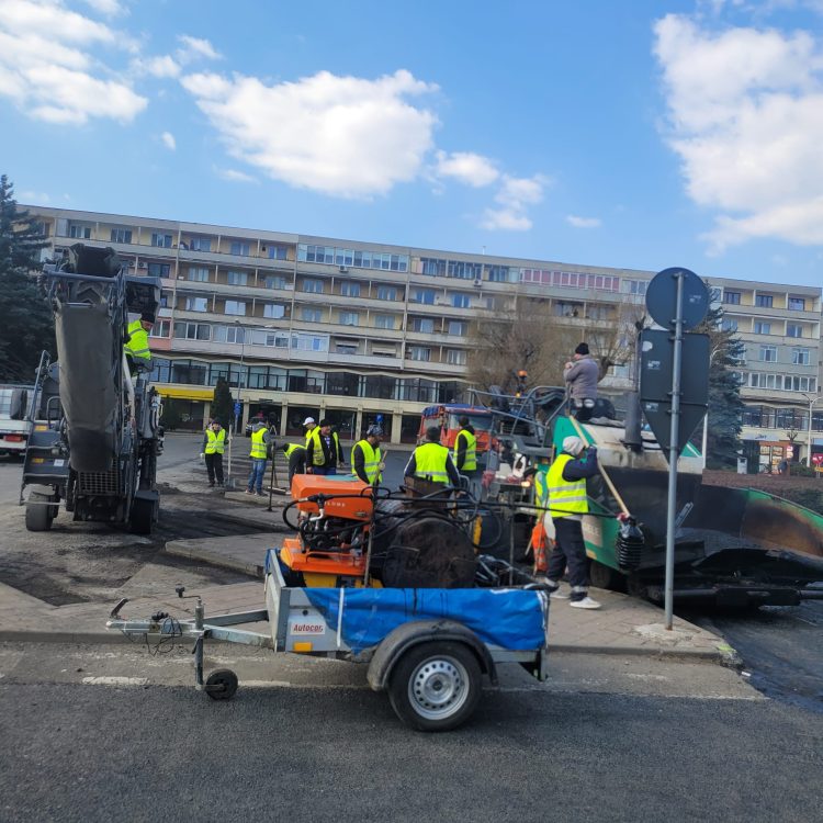 Zile grele pentru șoferii băimăreni: Se reamenajează parcarea de la Maramureșul. GALERIE FOTO