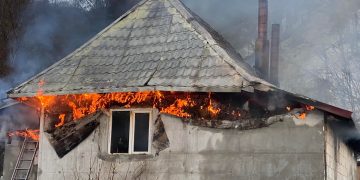 Focul le-a mistuit casa din Cavnic. Acum au nevoie de ajutorul nostru