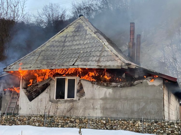 Focul le-a mistuit casa din Cavnic. Acum au nevoie de ajutorul nostru