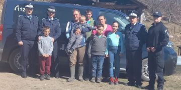 Electrocasnice, alimente, îmbrăcăminte, încălţăminte donate de jandarmii maramureşeni unei familii din Berchezoaia