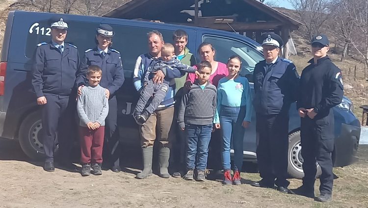 Electrocasnice, alimente, îmbrăcăminte, încălţăminte donate de jandarmii maramureşeni unei familii din Berchezoaia