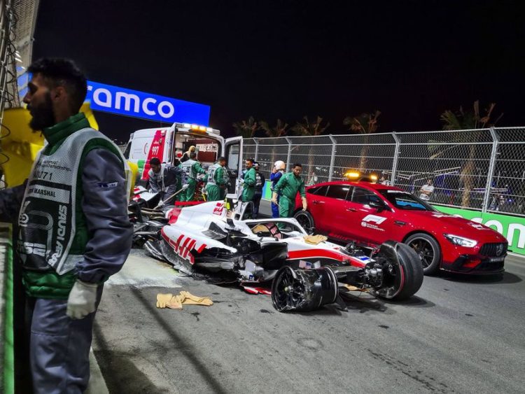 Accident terifiant în calificările din Arabia Saudită: Mașina lui Mick Schumacher s-a rupt în două