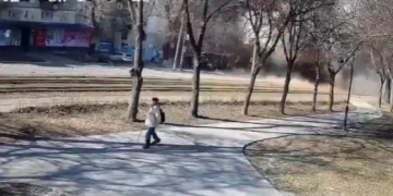 Momentul în care o stradă circulată din Kiev este lovită de o rachetă