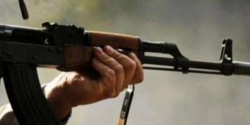 Un individ cu cagulă pe față a intrat într-o unitate militară și a dezarmat soldatul de pază, plecând cu arma acestuia și 30 de cartușe