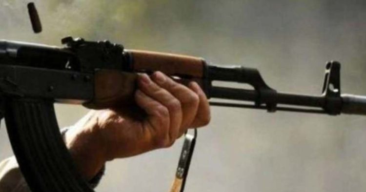 Un individ cu cagulă pe față a intrat într-o unitate militară și a dezarmat soldatul de pază, plecând cu arma acestuia și 30 de cartușe