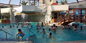 Băimărean pedofil, săltat de polițiști pentru că filma copiii din Aquaparkul Nymphaea – Oradea